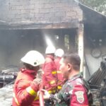 Siang Bolong Restoran di Sungai Kecil Bintan Hangus Terbakar
