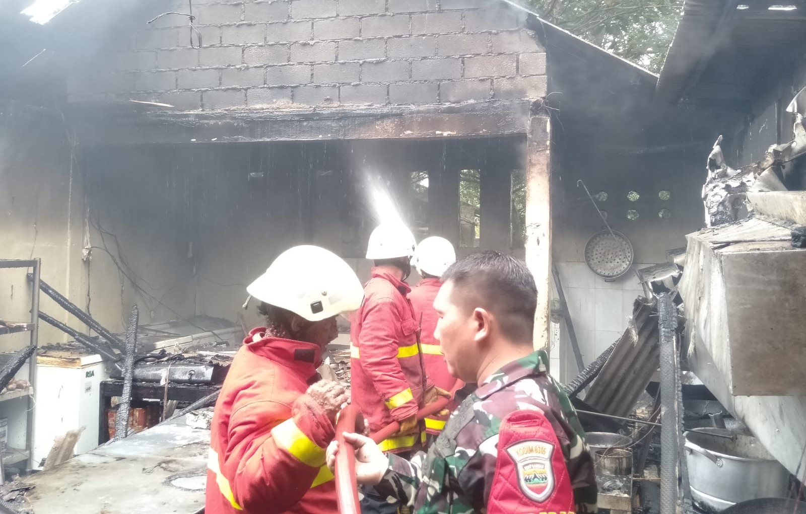 Siang Bolong Restoran di Sungai Kecil Bintan Hangus Terbakar