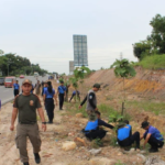 Ditpam BP Batam Lakukan Pemupukan Pohon Jati Emas