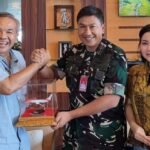 Danlanud Abdulrachman Saleh Malang Marsma TNI Firman Wirayuda Hadiahi Dr Aqua Dwipayana Miniatur Pesawat Kepresidenan