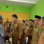 Bupati Natuna Membagikan Pupuk ke Petani Kecamatan Bunguran Batubi