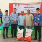 Bupati Natuna Membagikan Pupuk ke Petani Kecamatan Bunguran Tengah