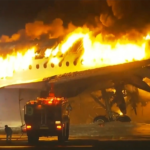 Semua Penumpang Pesawat Tabrakan di Bandara Haneda Tokyo Berhasil Keluar Sebelum Terbakar