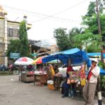 Mengais Rezeki dari Tradisi Ziarah Kubur di Surabaya