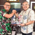 Ketemu Mendadak, Dr Aqua Dwipayana Dapat Hadiah Miniatur KRI Bima Suci