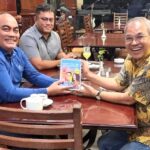 Danlanal Banjarmasin Kolonel Laut (P) Agus Setyawan Bagikan Dua Buku Super Best Seller Dr Aqua Dwipayana