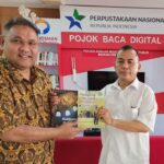 Dua Buku Karya Teguh Santosa Lengkapi Pojok Baca Digital di kantor PWI