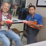 Dr Aqua Dwipayana ‘Ngandok’ dengan Porter Stasiun Pasar Turi Surabaya