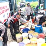 Polres Karimun Bagikan Air Bersih untuk Masyarakat Sungai Lakam Barat Karimun