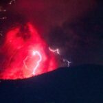Gunung Ibu di Halmahera Barat Maluku Utara Meletus 3 Kali, Muntahkan Lava dan Gumpalan Abu