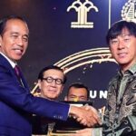 Jokowi Beri Hadiah Golden Visa Untuk Coach Shin Tae Yong