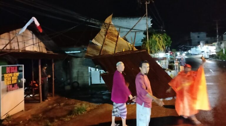 Angin Kencang Terjang Bintan, Atap Warung Bubur Ayam di Kelurahan Kijang Kota Melayang