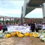 Sempena World Clean Up Day 2024, Lapas Batam Bersih-bersih Jembatan Barelang