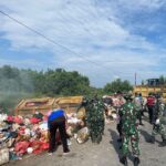 Polsek Balai Karimun Bersama Koramil dan Warga Gelar Goro Bersihkan Sampah di Coastal Area