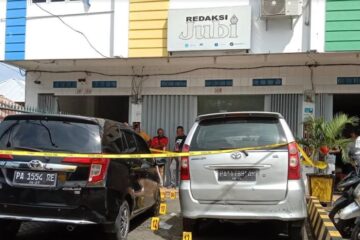 Dua Pemotor Lempar Bom Molotov ke Kantor Redaksi Jubi, 2 Mobil Terbakar