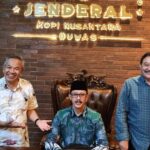 Diskusi Santai Dr Aqua Dwipayana dengan Wakil Rektor I Unisba Prof Harits Nu’man di Resto Jenderal Kopi Nusantara Buwas