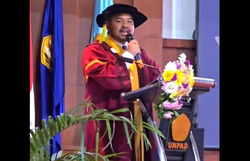 Mewakili Wisudawan S1, Ero Beri Sambutan dan Terima Ijazah dari Dekan Fikom Unpad Dr Dadang Rahmat Hidayat