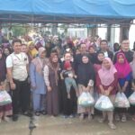 Sambangi Warga Terdampak Banjir di Tiban Batam, Amsakar-Li Claudia Salurkan Bantuan Sembako