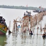 TNI AL dan Warga Bongkar 11,75 Km Pagar Laut di Tangerang