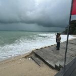 Kemunculan Buaya di Pesisir Bintan, Bhabinkamtibmas Teluk Bakau Himbau Warga Tidak Beraktivitas di Pantai Sementara Waktu