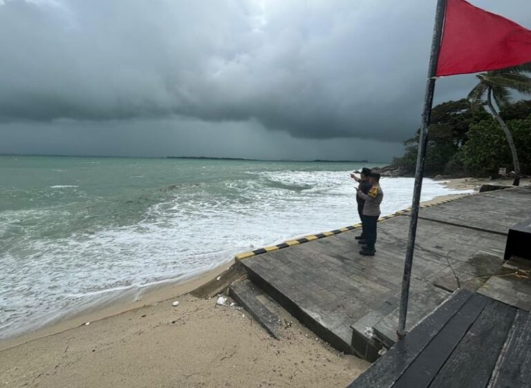 Kemunculan Buaya di Pesisir Bintan, Bhabinkamtibmas Teluk Bakau Himbau Warga Tidak Beraktivitas di Pantai Sementara Waktu