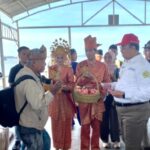 Wabup Karimun Sambut Wisatawan Perdana 2025 dengan Tanjak Bunga dan Bunga Telur