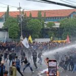 Demo “Indonesia Gelap” di Surabaya Berakhir Ricuh, Polisi Tembakkan Water Cannon