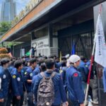 RUU TNI Resmi Disahkan, Mahasiswa Gelar Aksi di Depan Gedung DPR