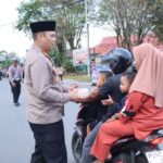 Polres Lingga Bersama TNI dan Pemkab Lingga Bagikan Takjil kepada Masyarakat