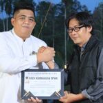 Bupati Bintan Roby Kurniawan Terima Piagam Penghargaan Aksi Kemanusiaan dari PWI Bintan dalam Buka Puasa Bersama