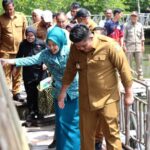 Bupati Bintan Roby Kurniawan Kunjungi Lansia di Kawal Gunung Kijang