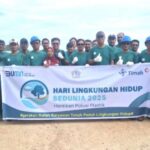 Sempena Hari Lingkungan Hidup Sedunia 2025, Karyawan PT Timah Bersih Bersih Pantai Kundur