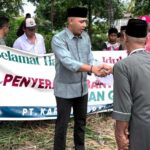 PT Karimun Granite Serahkan Tiga Ekor Sapi Kurban ke Masyarakat Pasir Panjang dan Lembah Murni Karimun