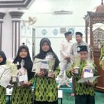 TPQ Istiqomah Bagikan Rapor dan Beri Apresiasi Santri Terbaik