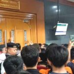 Pendukung Tom Lembong Geram dan Hadang Jaksa Usai Sidang Vonis: “Ayo Keluar, Pak!”