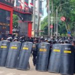 Massa Terus Berduyun ke Kwitang–Senen, Brimob dan TNI Siaga di Mako
