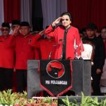 Megawati Menangis saat Memimpin Upacara HUT ke-80 RI di Sekolah Partai