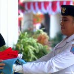 Prabowo Cium Bendera Merah Putih Sebelum Dikibarkan Paskibraka