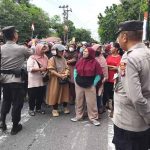 Emak-emak Karimun Demo Kantor Bea Cukai Protes Kelangkaan Beras Premium