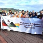 Sholat di Masjid Baiturrahman, Menikmati Pantai Carocok, dan Menembus Awan di Puncak Mandeh