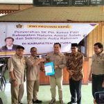Pastikan Roda Organisasi Bergerak Lagi, Ketua PWI Kepri Cak Iban Serahkan SK Plt PWI Natuna