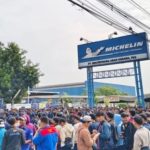 Ratusan Karyawan Pabrik Ban di Bekasi Terkena PHK Massal