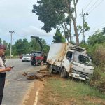 Truk Box Nyaris Terguling di Simpang Lintas Timur Kijang, Diduga karena Jalan Licin