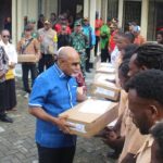 Gubernur Papua Tengah Bagikan Laptop Gratis Untuk Pelajar