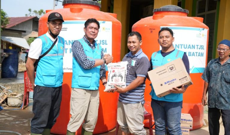 PLN Batam Salurkan Bantuan Kemanusiaan Tahap 2 untuk Korban Banjir di Sumatera