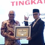 PWI Jatim Anugerahi Gus Menhaj Penghargaan Tokoh Transformasi Tata Kelola Ibadah Haji