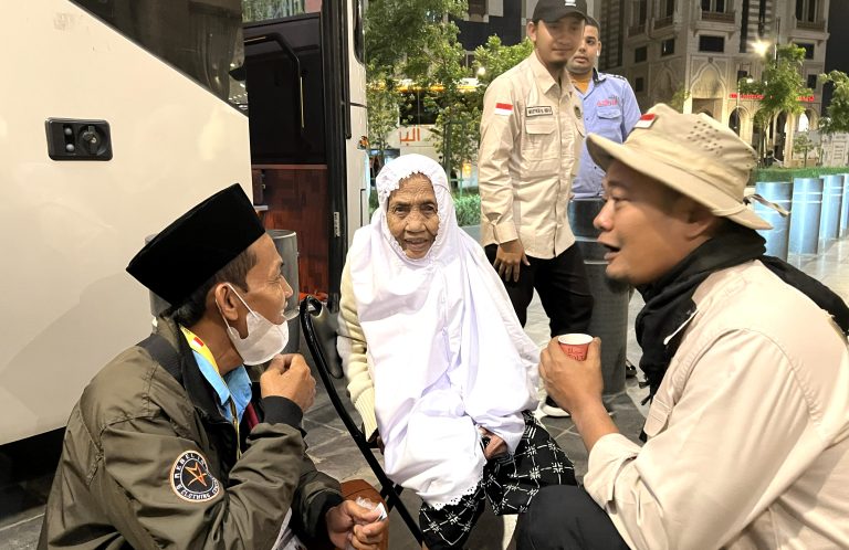 Doa Mbah Jumirah untuk Anaknya yang Sedang Bekerja di Mukakuning Batam