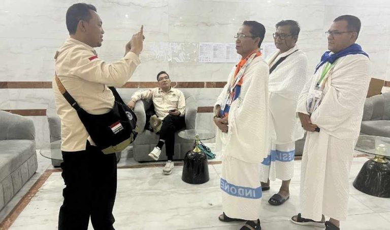 Walikota Batam ‘Dikerubungi’ Wartawan Nasional di Tanah Suci Makkah