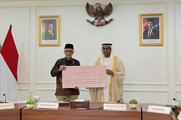 Zayed Foundation Serahkan Bantuan Sekitar USD 190.000 untuk 162 Jemaah Haji Indonesia