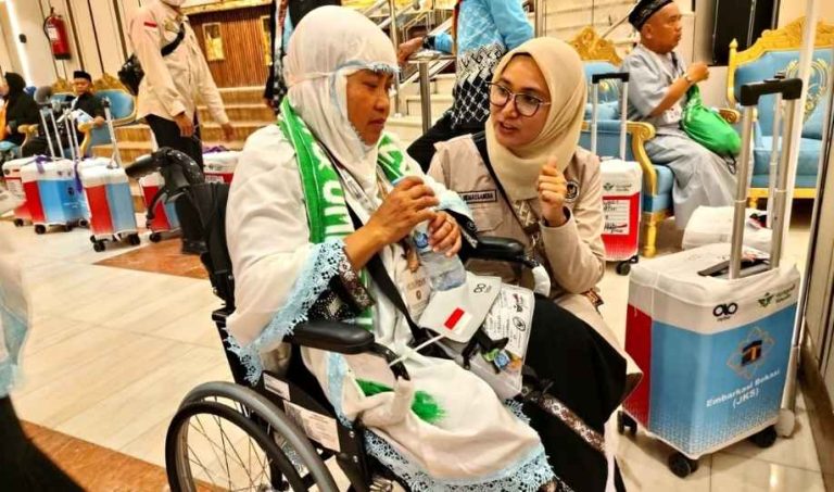 Dea, Perempuan Muda Aceh Layani Haji Lansia Seperti Keluarga